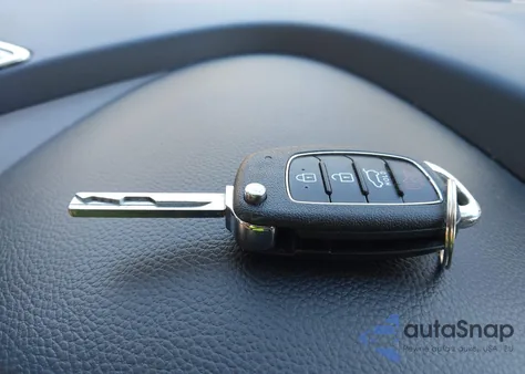 2017 Hyundai Santa Fe Sport 2.4L z USA, uszkodzony, nr VIN 5NMZU3LB1HH039332